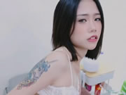 Chica asiática pisoteando los pies